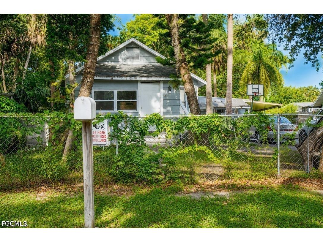 221 Avacado Court Fort Myers FL 33905 2026028570 image1