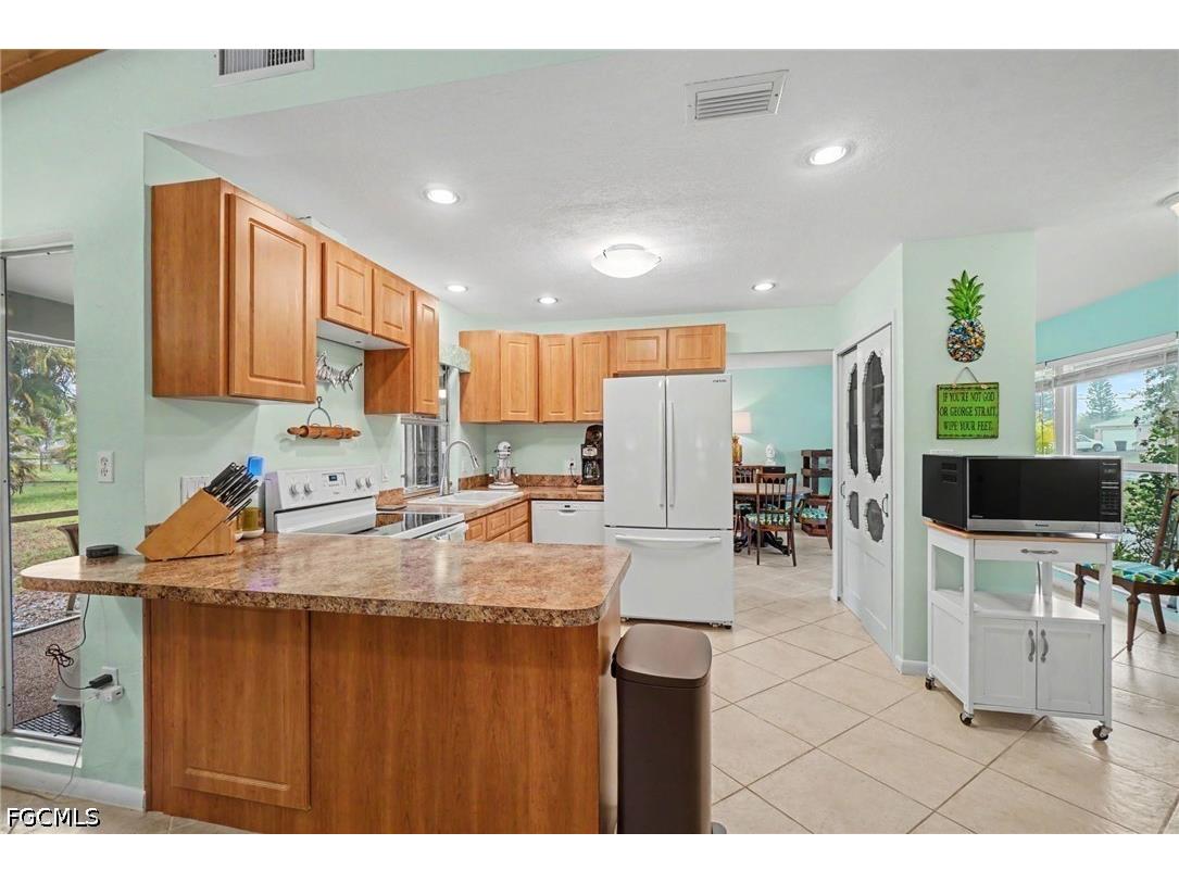 2215 SE 8th Street Cape Coral FL 33990 2026021520 image8