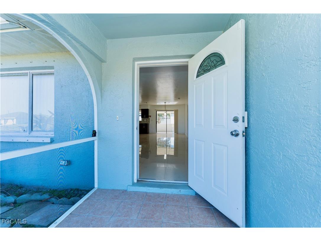 224 NE 9th Terrace Cape Coral FL 33909 2025017712 image4