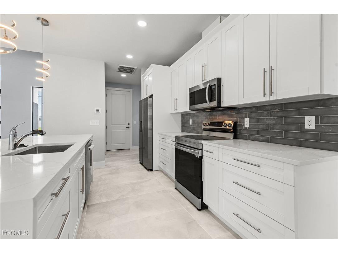 2242 NW 4th Street Cape Coral FL 33993 2025010275 image5