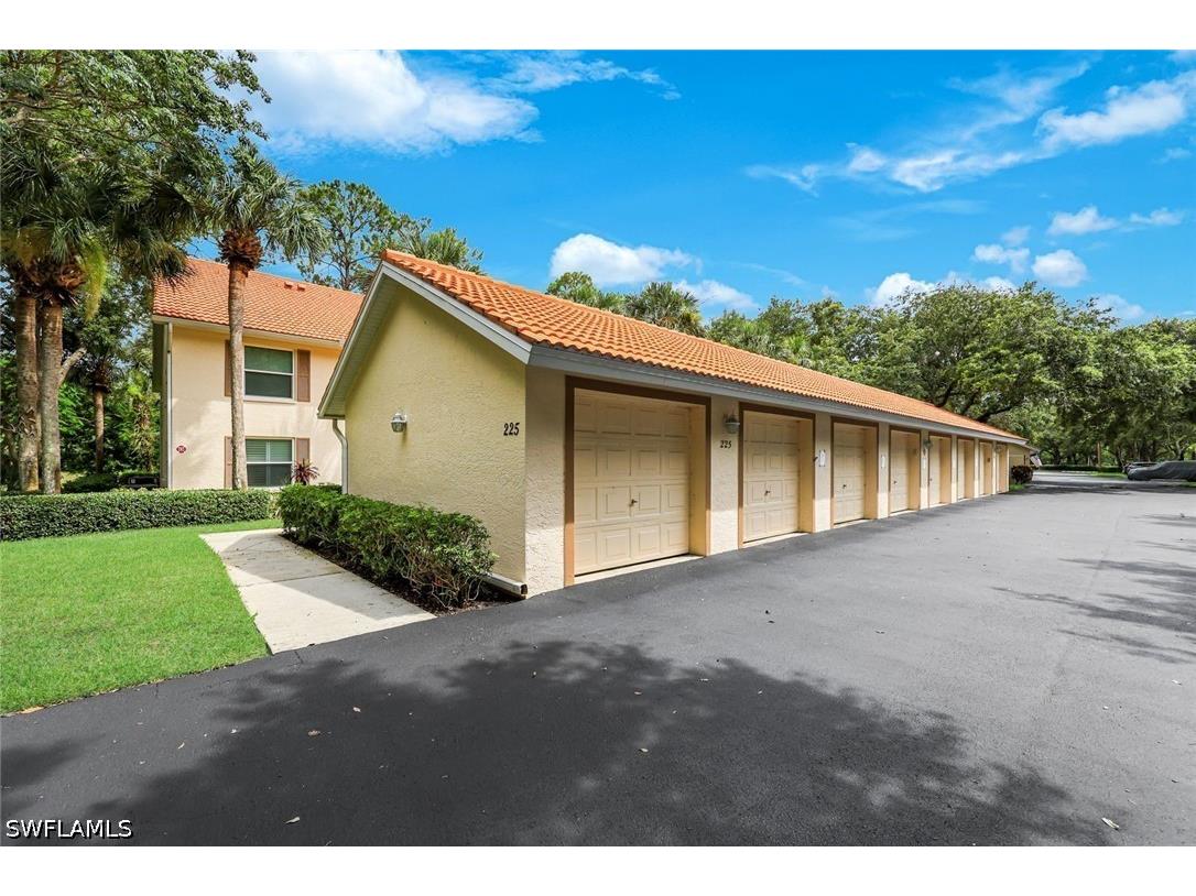 225 Robin Hood Circle #101 Naples FL 34104 226020731 image1