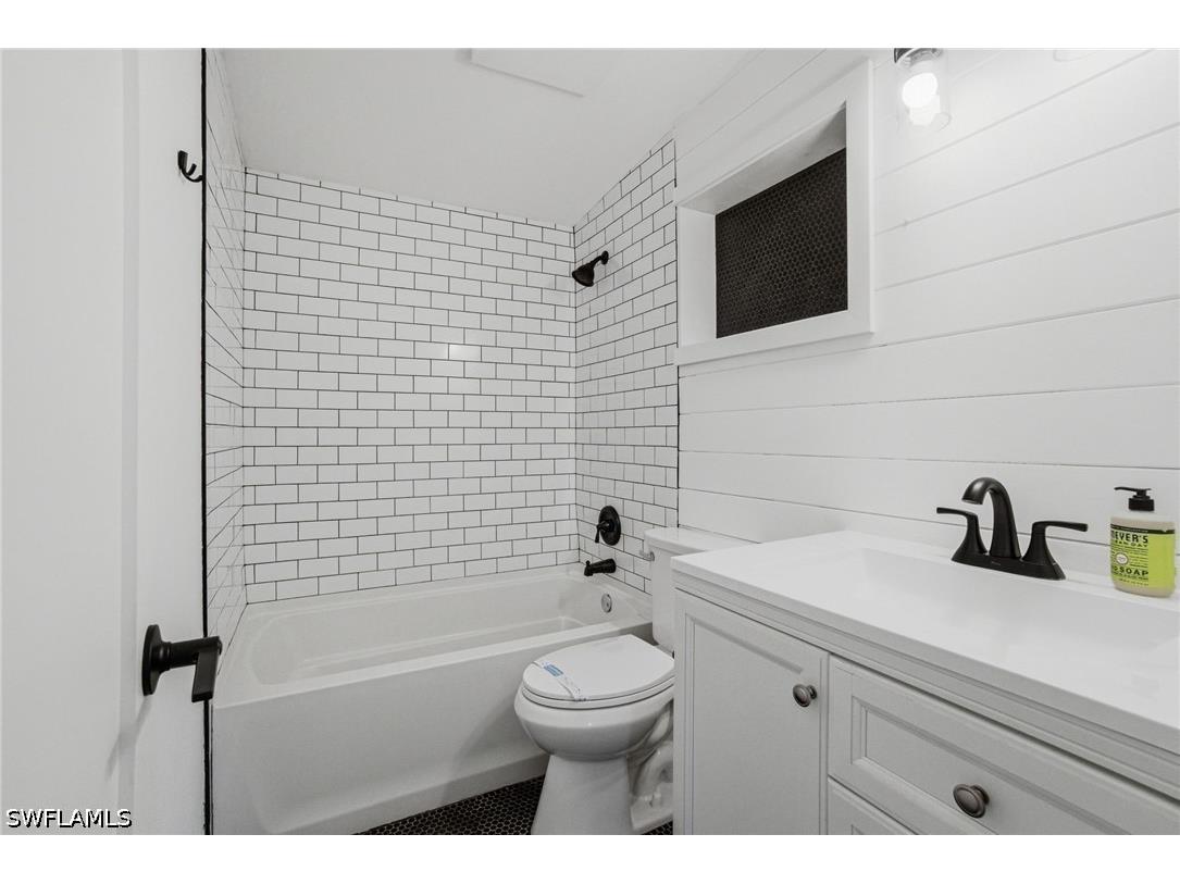 2300 Estey Avenue Naples FL 34104 226012692 image16