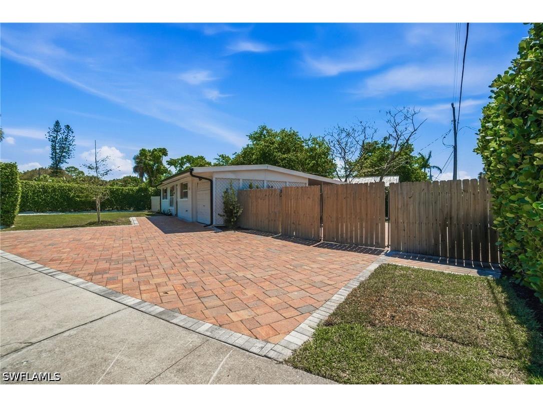 2300 Estey Avenue Naples FL 34104 226012692 image29