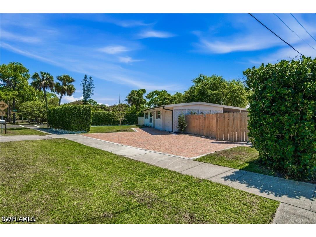 2300 Estey Avenue Naples FL 34104 226012692 image3