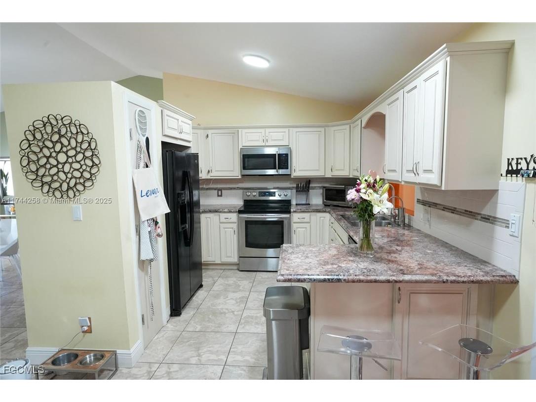 2304 SE 8th Terrace Cape Coral FL 33990 2025008614 image5