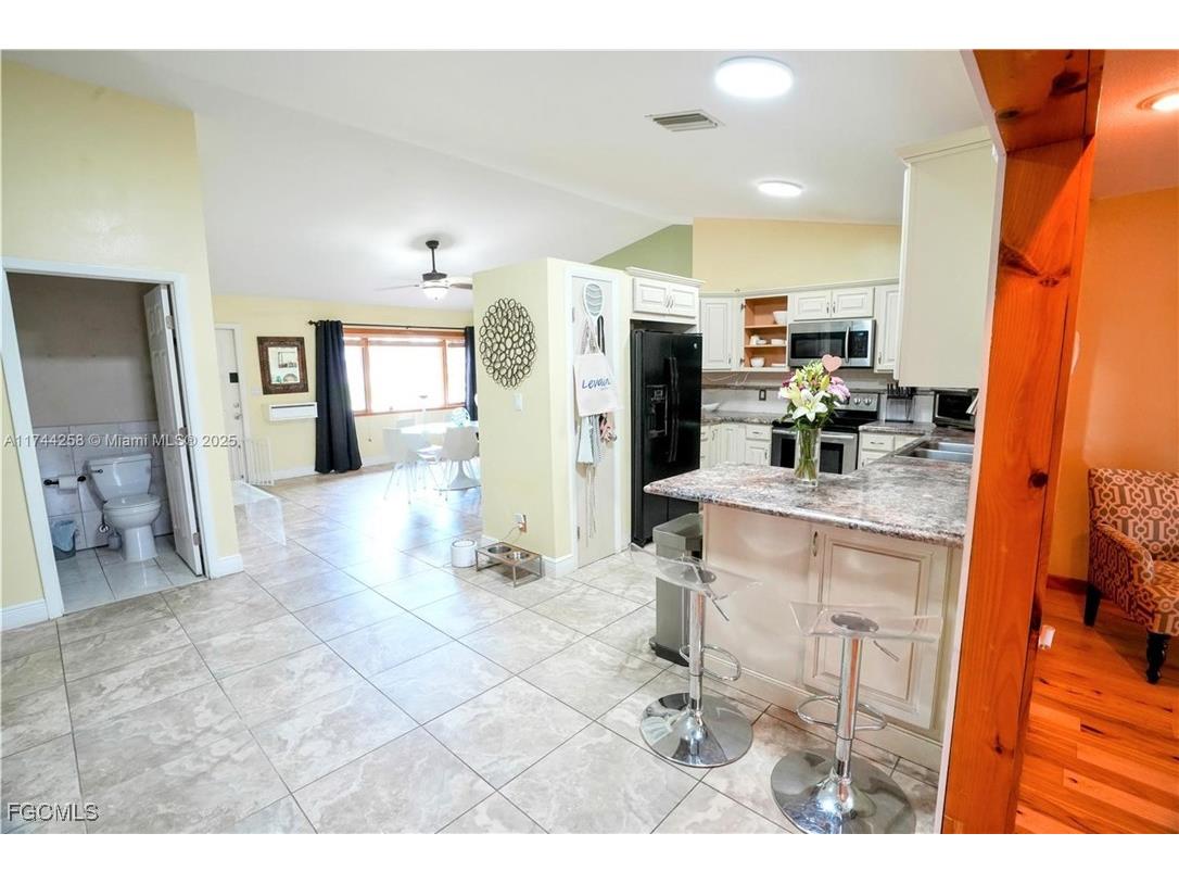 2304 SE 8th Terrace Cape Coral FL 33990 2025008614 image6