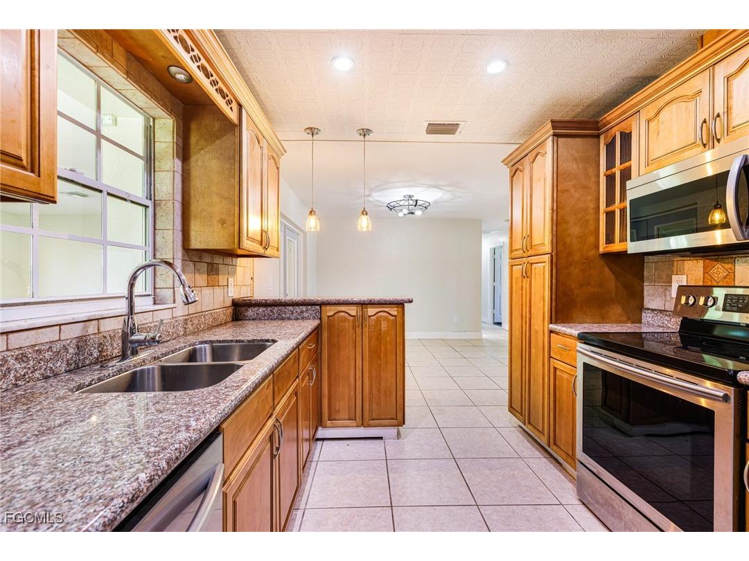 2319 Barcelona Avenue Fort Myers FL 33905 2025023858 image3