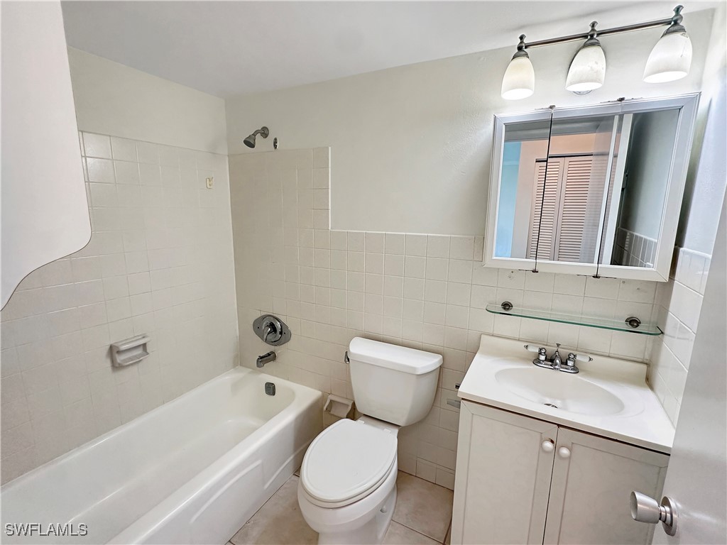 235 Seaview Court #D2 Marco Island FL 34145 225057657 image9