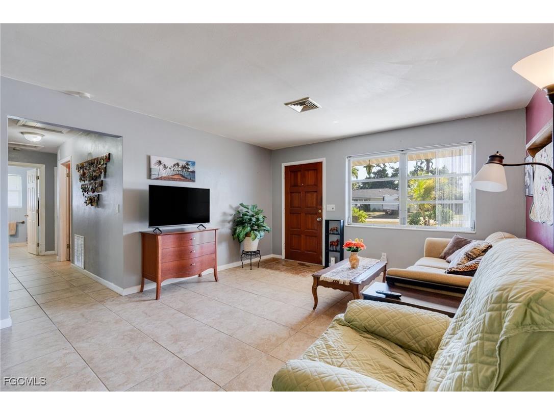 2367 Dover Avenue Fort Myers FL 33907 2025024039 image4