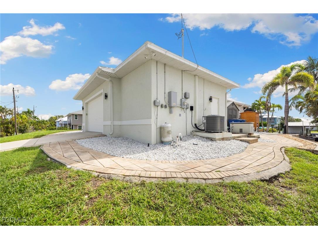 2372 Sycamore Street Saint James City FL 33956 2025003435 image5