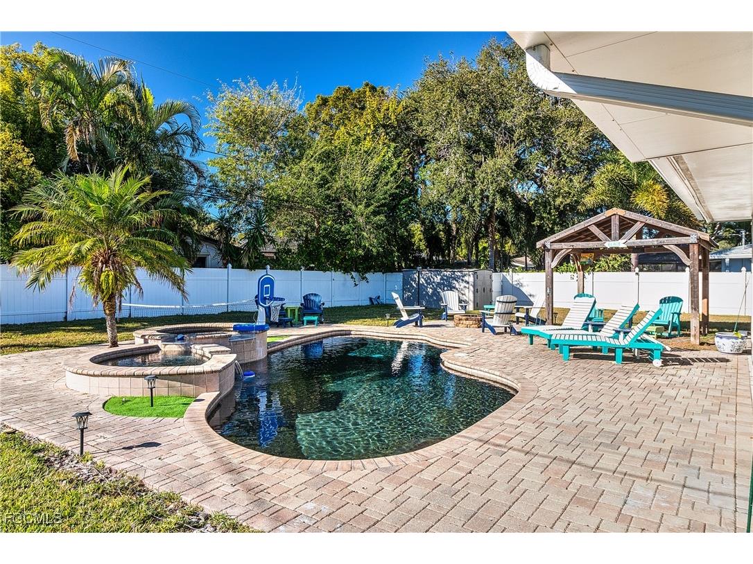 2376 Armour Drive Dunedin FL 34698 2025025341 image1