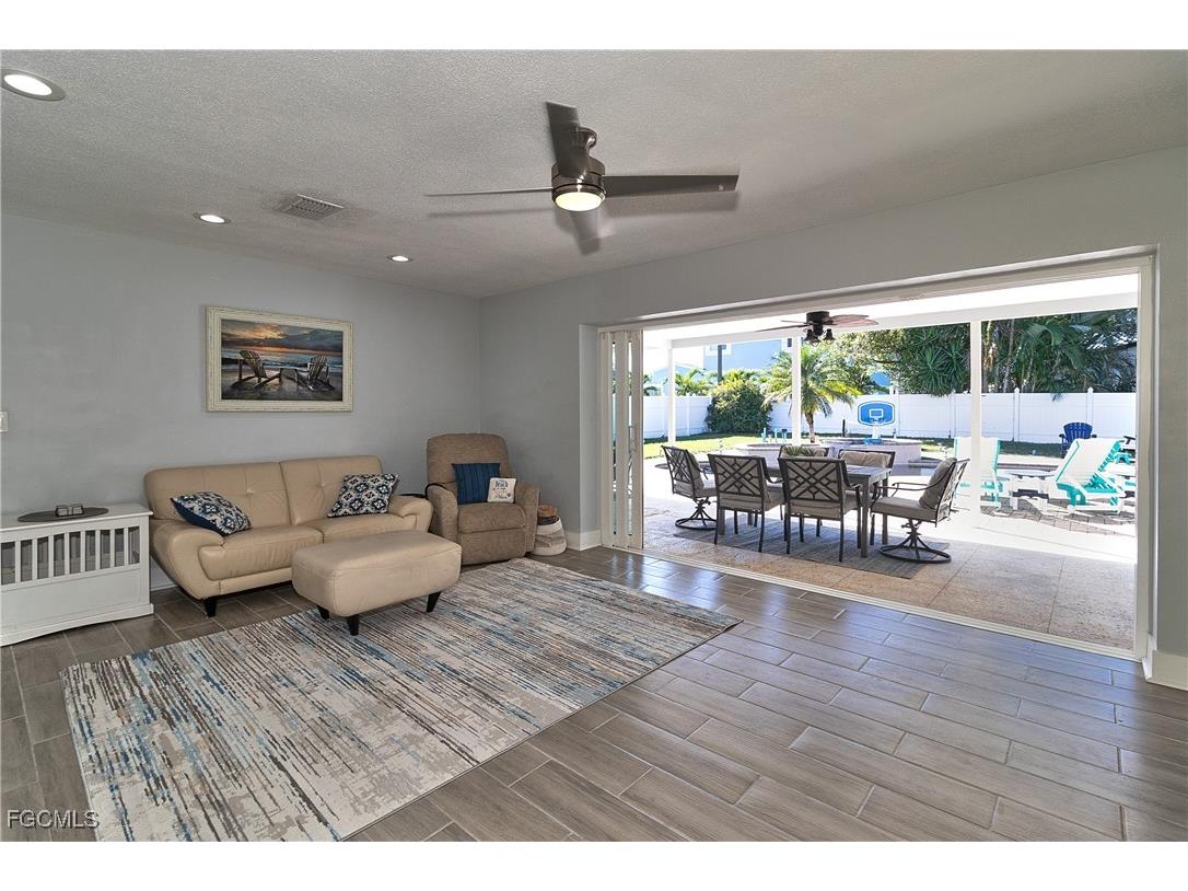 2376 Armour Drive Dunedin FL 34698 2025025341 image4