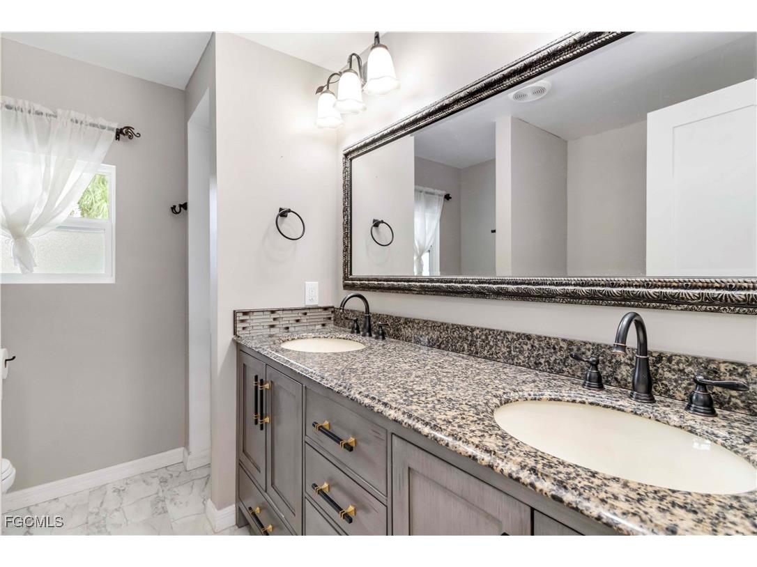 24 Williamsburg Way Fort Myers FL 33908 2025002419 image14