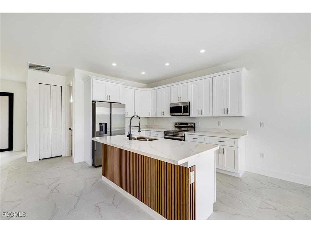 2406 Hightower Avenue S Lehigh Acres FL 33973 2025006113 image7