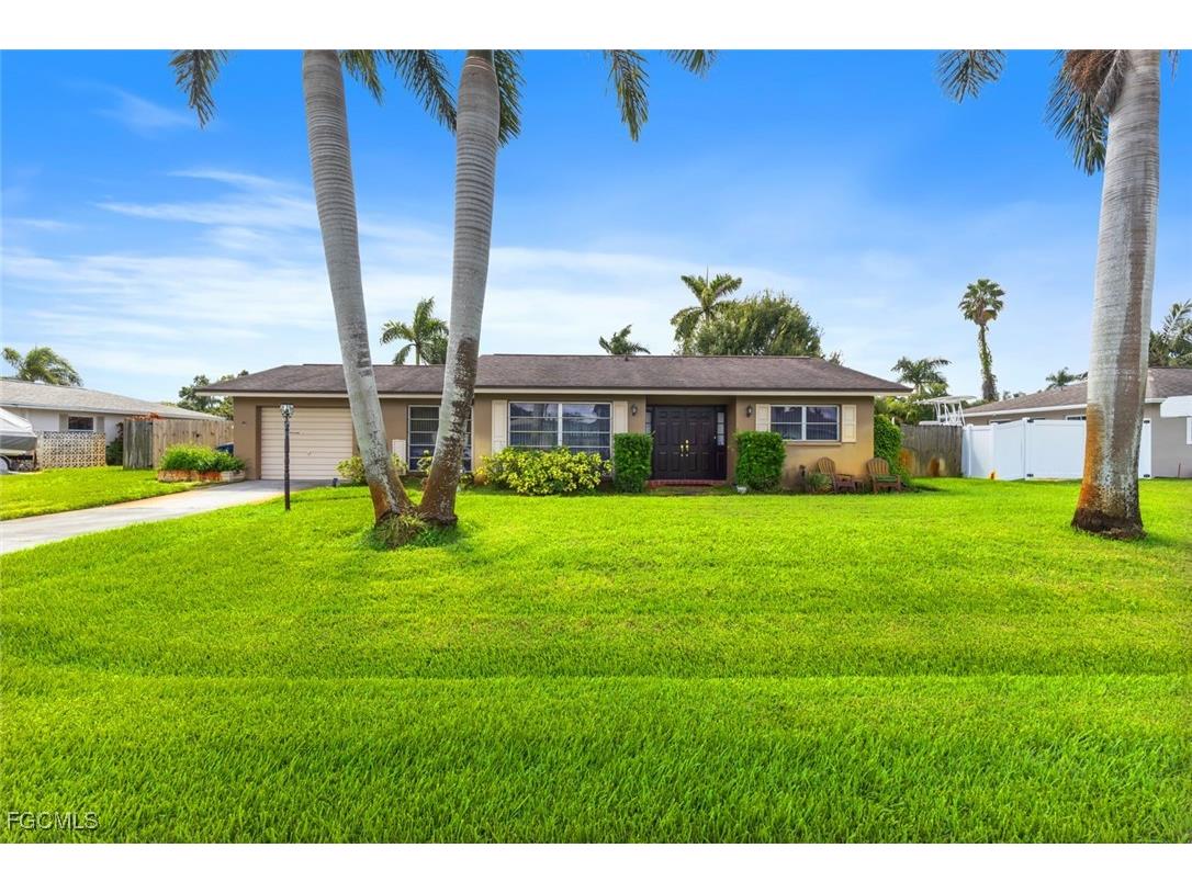 2424 Kent Avenue Fort Myers FL 33907 2025014629 image1