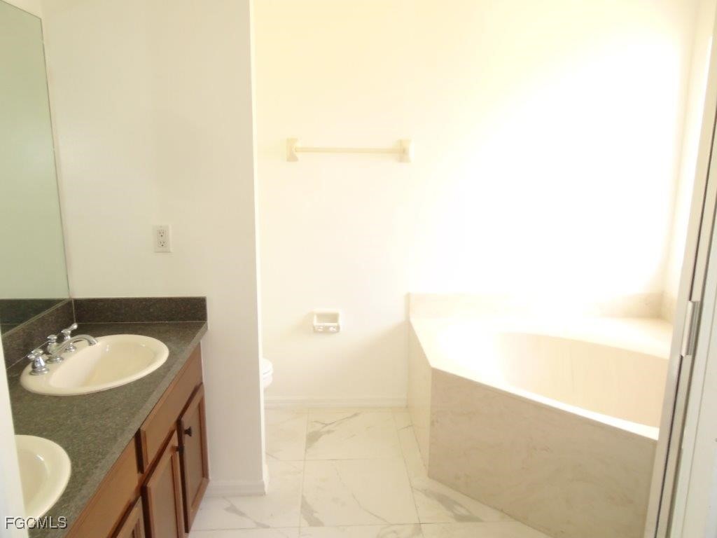 2447 Laurentina Lane Cape Coral FL 33909 2025003514 image8