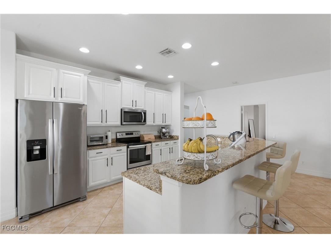 2452 Blackburn Circle Cape Coral FL 33991 2026006300 image6