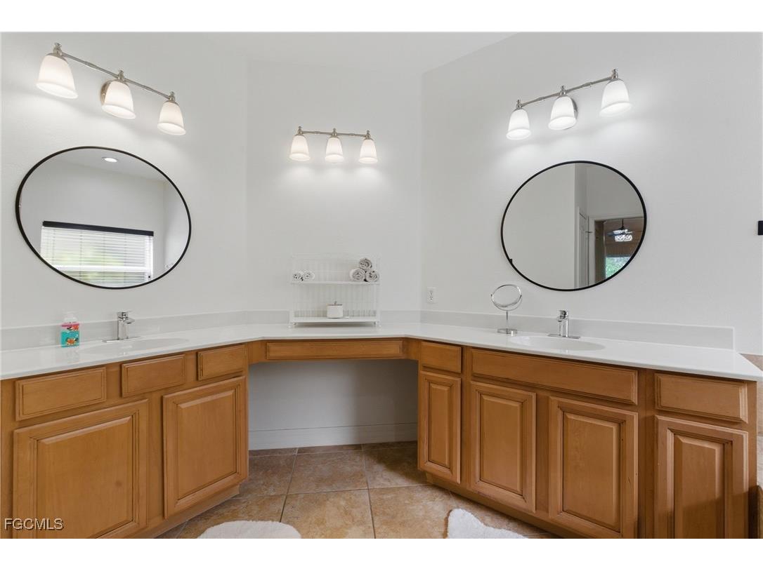 2452 Blackburn Circle Cape Coral FL 33991 2026006300 image9