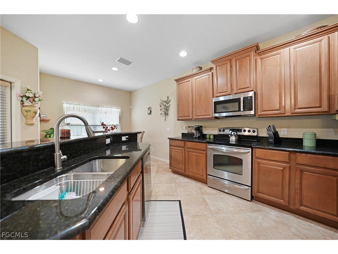 2454 Blackburn Circle Cape Coral FL 33991 2026010152 image2