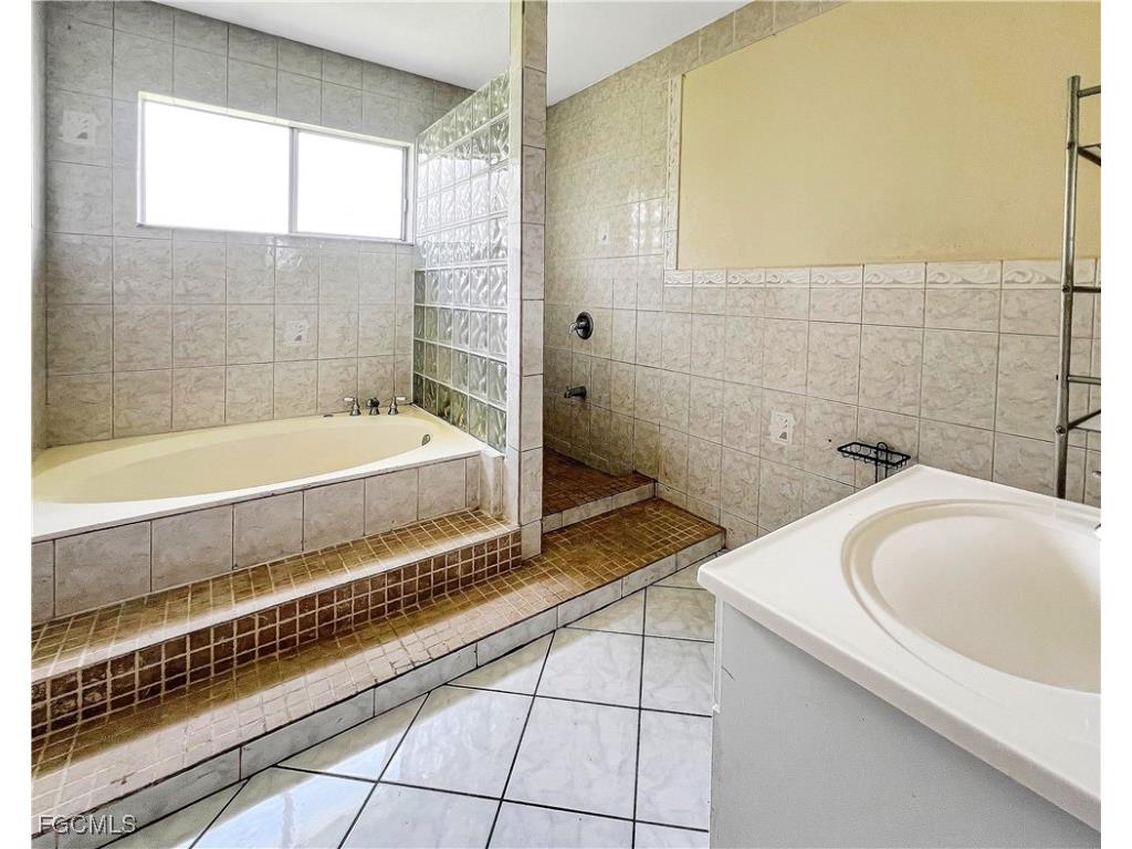 2466 Lakeshore Circle Port Charlotte FL 33952 2025023700 image14