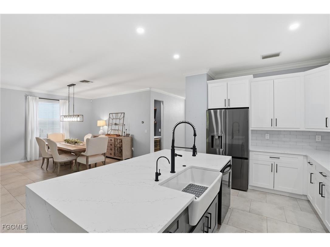 2469 Heydon Circle E Naples FL 34120 2025025983 image3