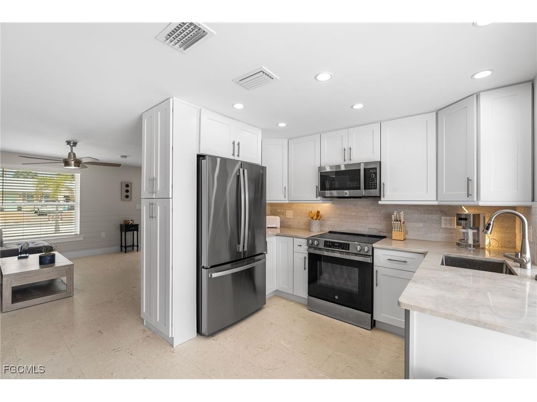 250 Donora Boulevard Fort Myers Beach FL 33931 2025019466 image16