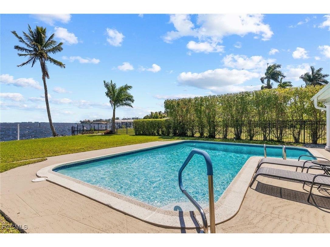 252 Bayshore Drive Cape Coral FL 33904 2025010067 image1