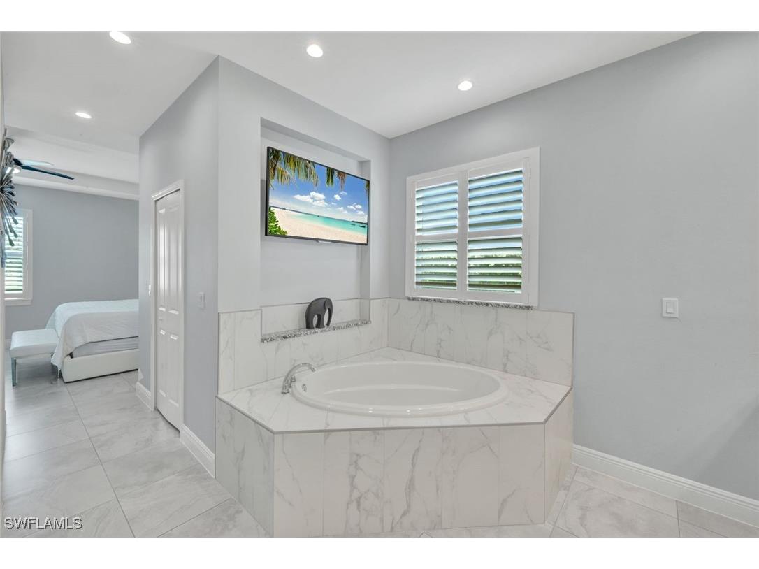 2552 52nd Avenue NE Naples FL 34120 225076414 image21