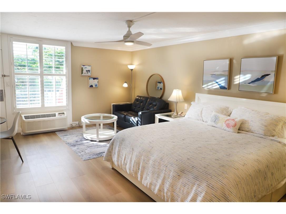 2555 Tamiami Trail N #201 Naples FL 34103 225002667 image1