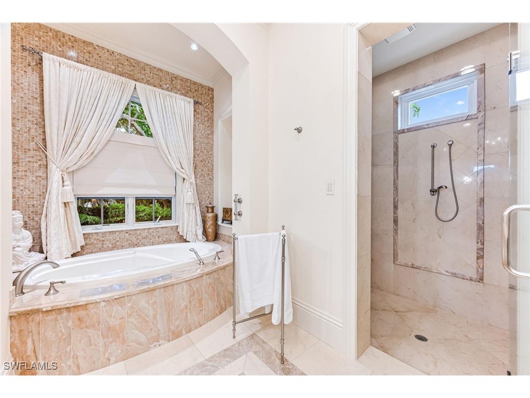 2560 W Half Moon Walk Naples FL 34102 224090608 image22