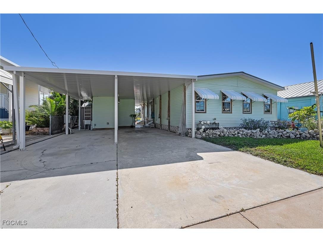2592 York Road Saint James City FL 33956 2025016539 image1
