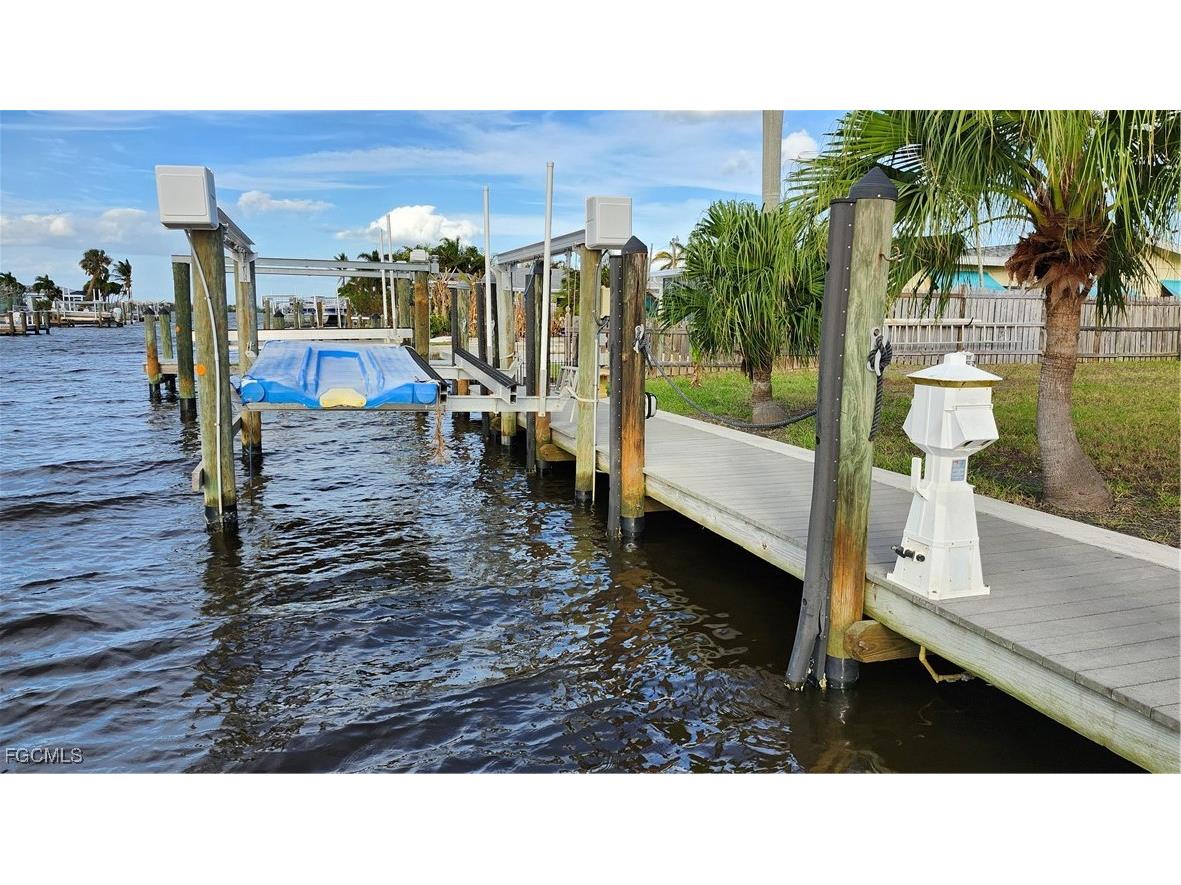 2596 Bayshore Drive Matlacha FL 33993 2025025051 image1