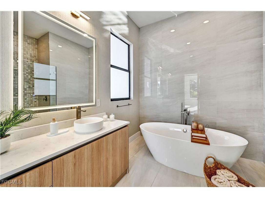 2596 Surfside Boulevard Cape Coral FL 33914 2025016755 image21