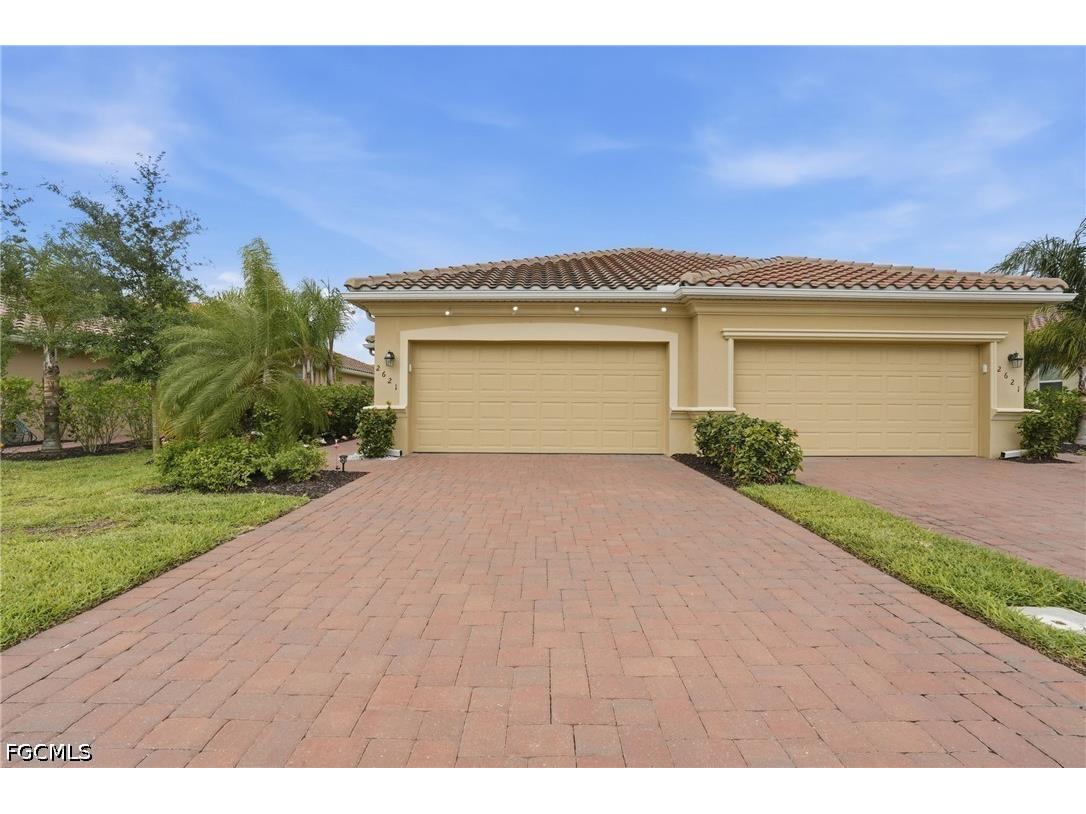 2621 Vine Avenue Naples FL 34120 2026016183 image1