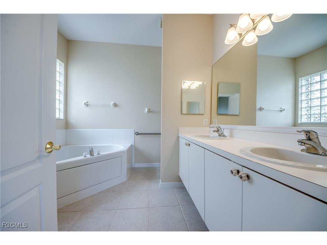 2667 Sunset Lake Drive Cape Coral FL 33909 2025012569 image27