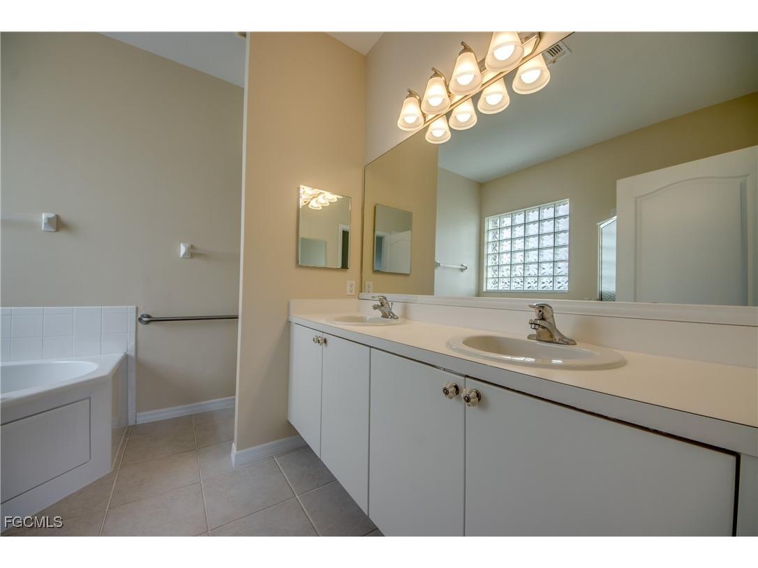 2667 Sunset Lake Drive Cape Coral FL 33909 2025012569 image28