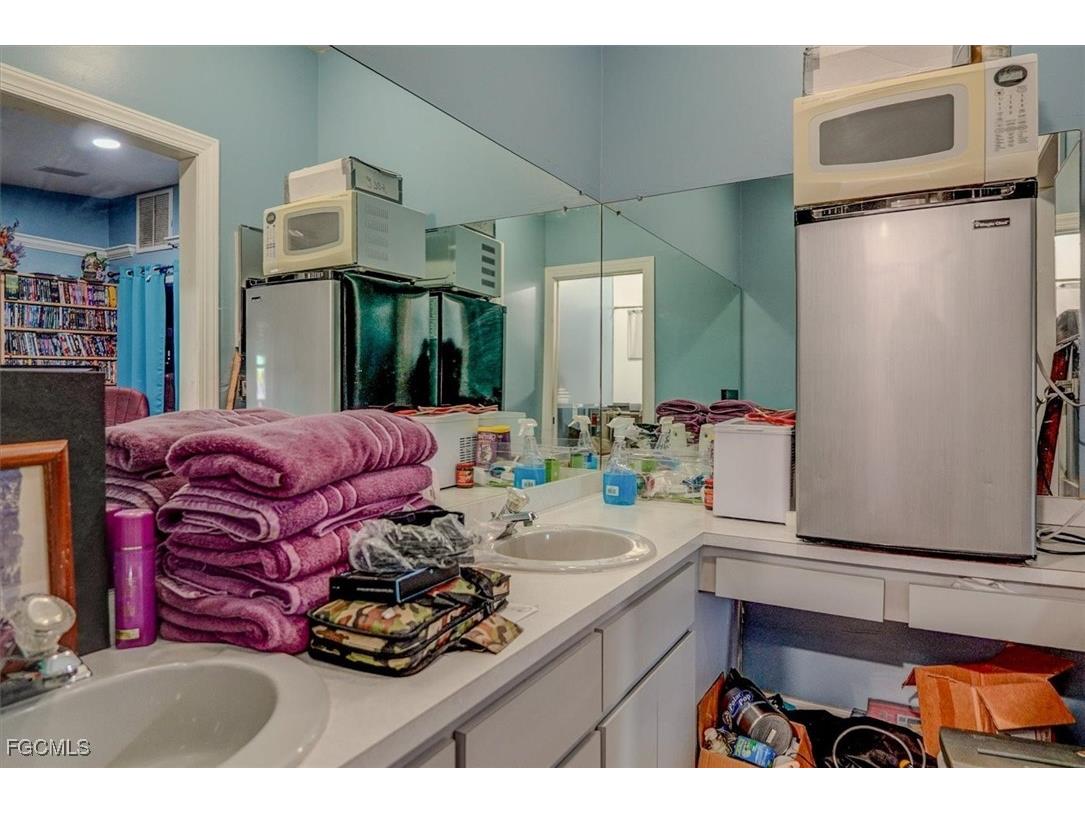 2704 SW 2nd Place Cape Coral FL 33914 2025005119 image26