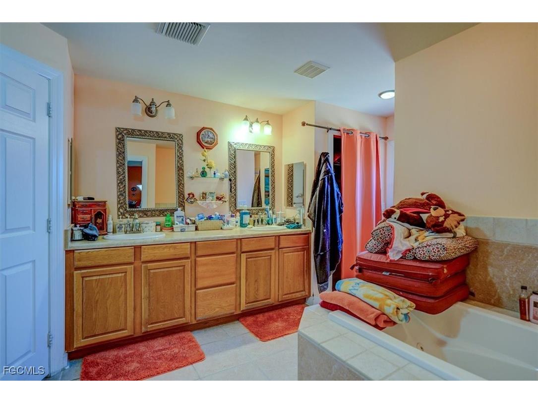 2704 SW 2nd Place Cape Coral FL 33914 2025005119 image42