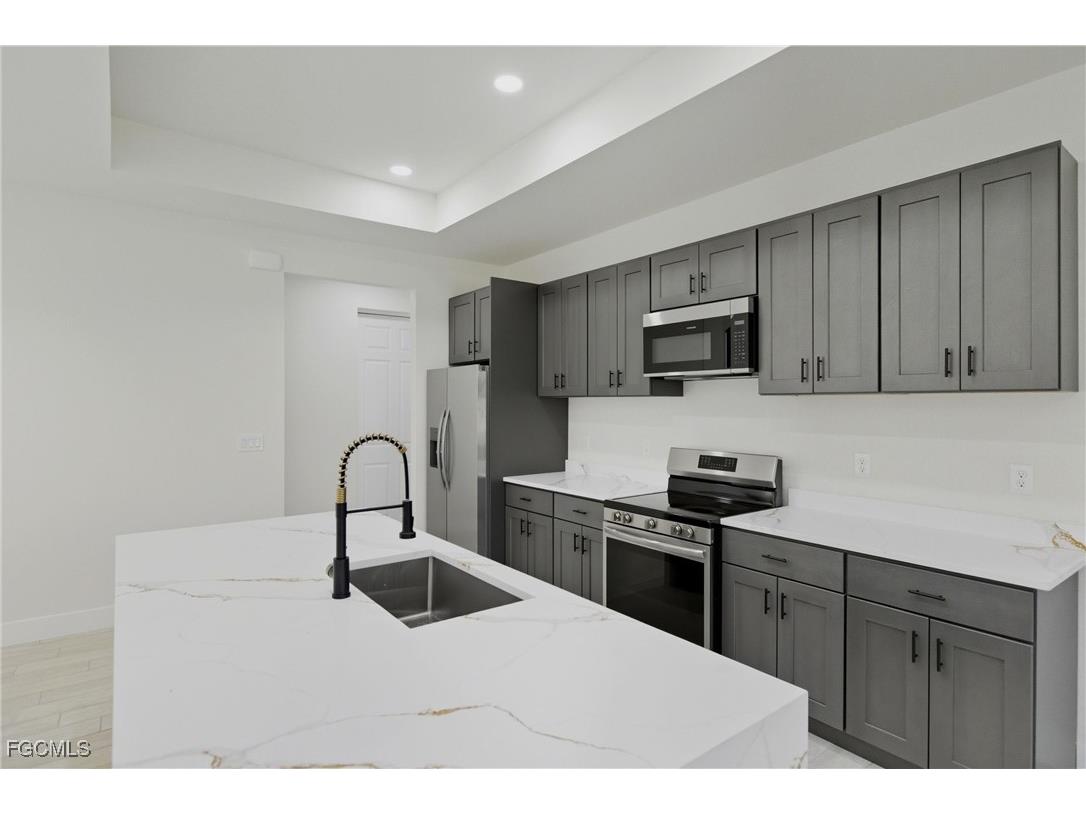 2705 64th Street W Lehigh Acres FL 33971 2025015351 image1