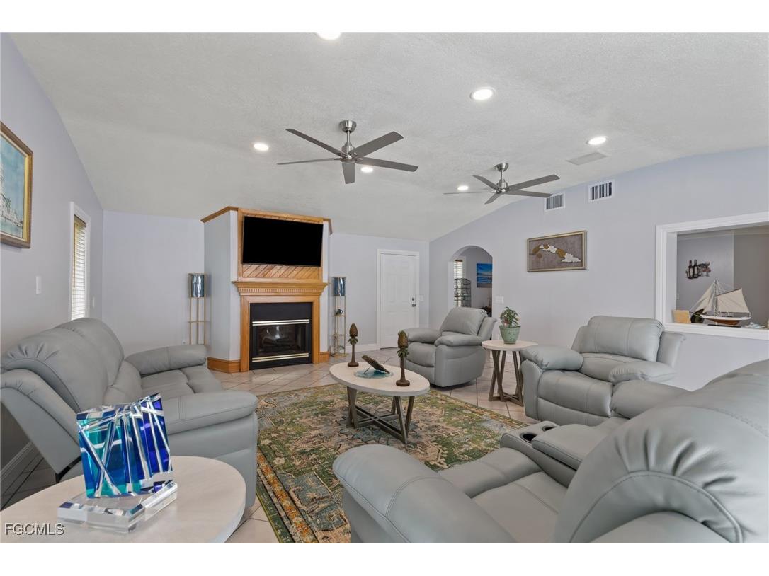 2705 SE 18th Place Cape Coral FL 33904 2025007516 image2