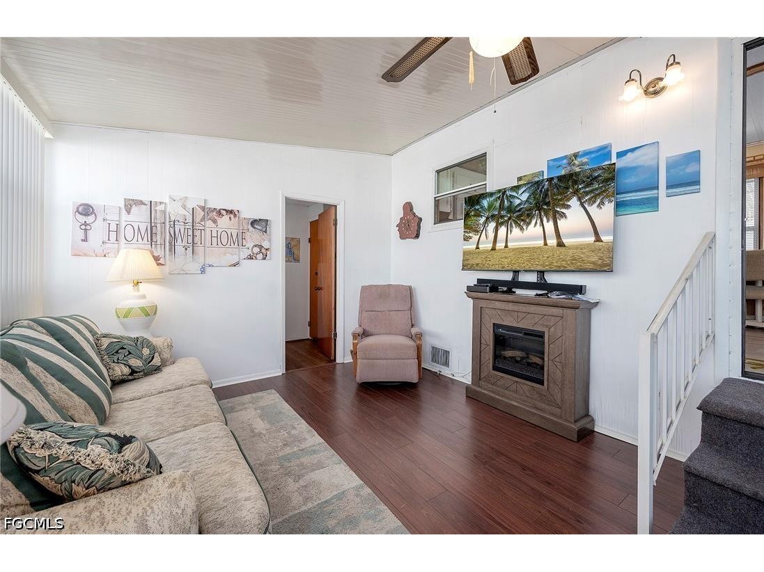 271 Caravan Circle North Fort Myers FL 33903 2026025611 image3