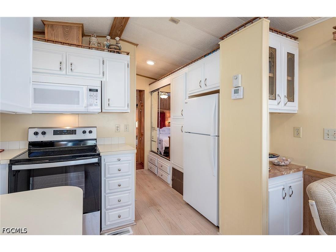 271 Caravan Circle North Fort Myers FL 33903 2026025611 image9