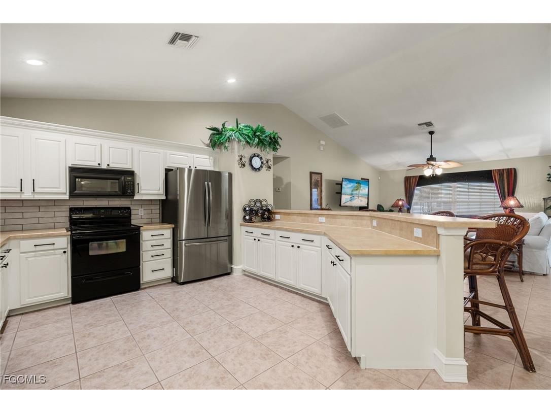 2717 Chiquita Boulevard S Cape Coral FL 33914 2025015409 image9