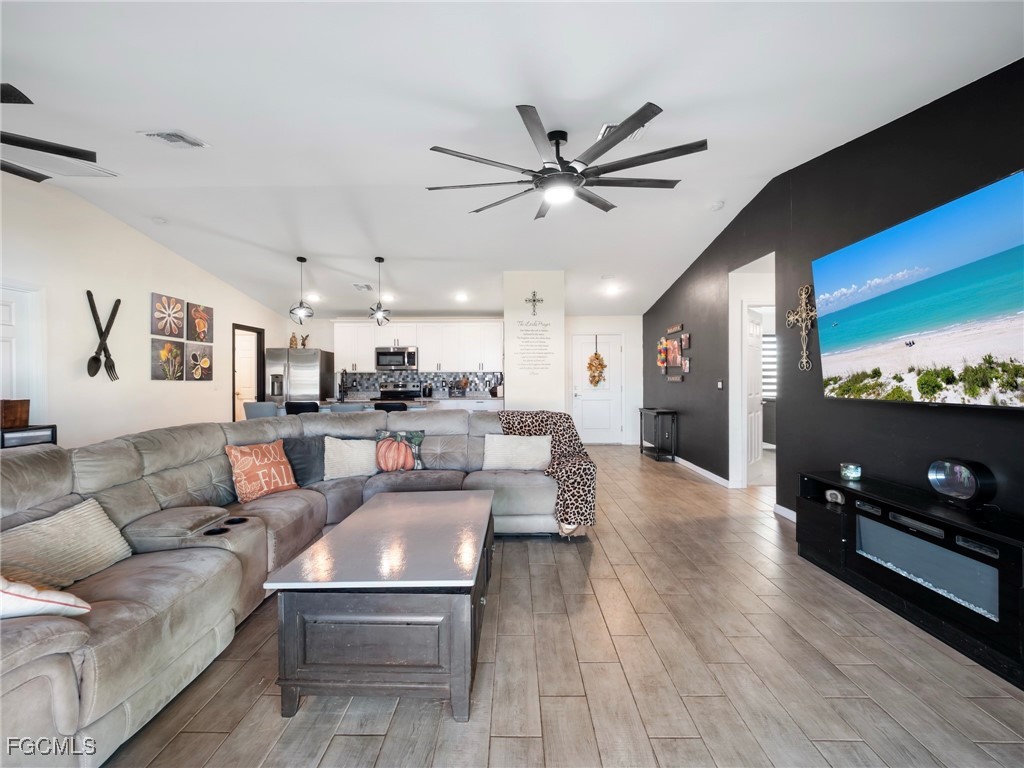 2737 NE 2nd Place Cape Coral FL 33909 2025018530 image8