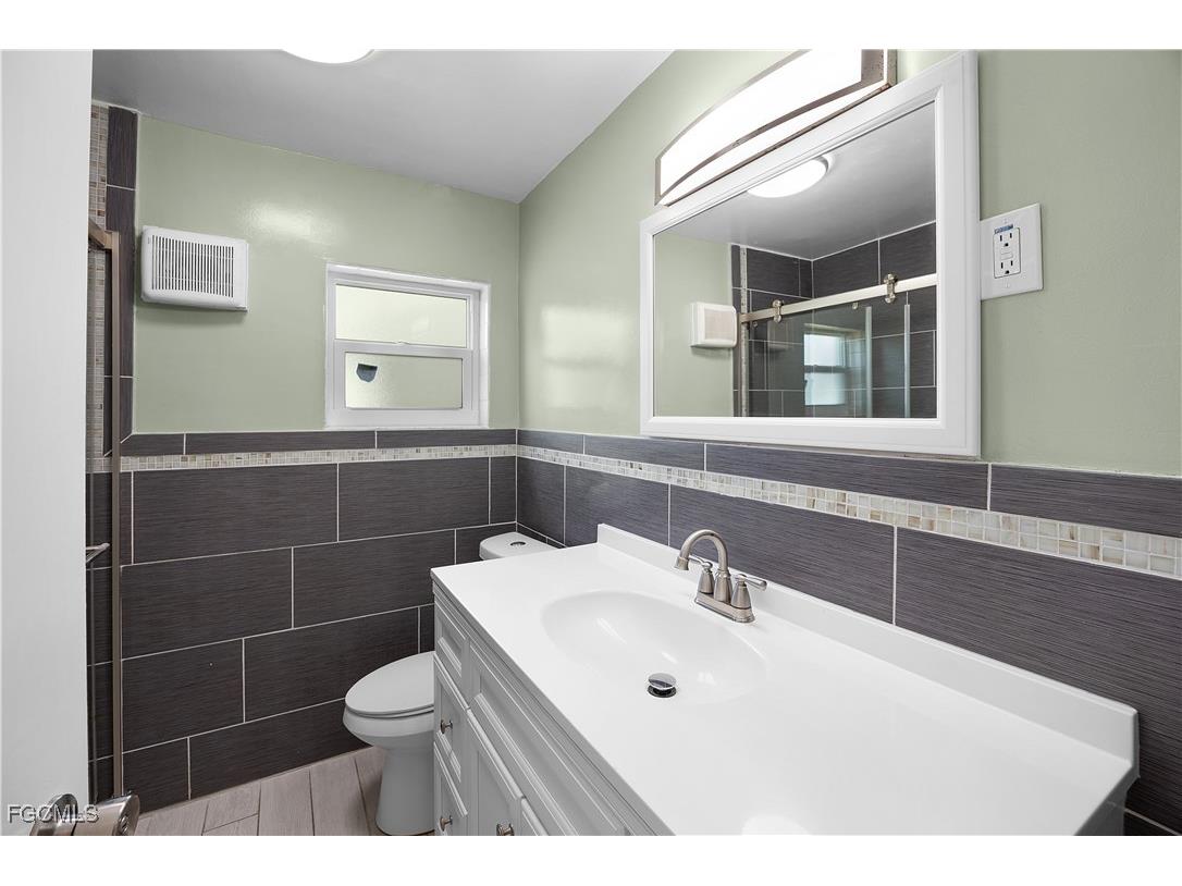 275 Lakeview Drive North Fort Myers FL 33917 2025021336 image10