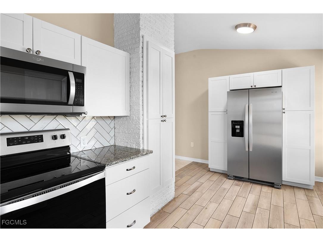 275 Lakeview Drive North Fort Myers FL 33917 2025021336 image9