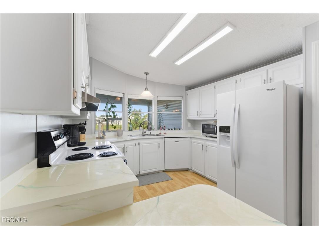 276 Lakeside Drive North Fort Myers FL 33903 2025015327 image8