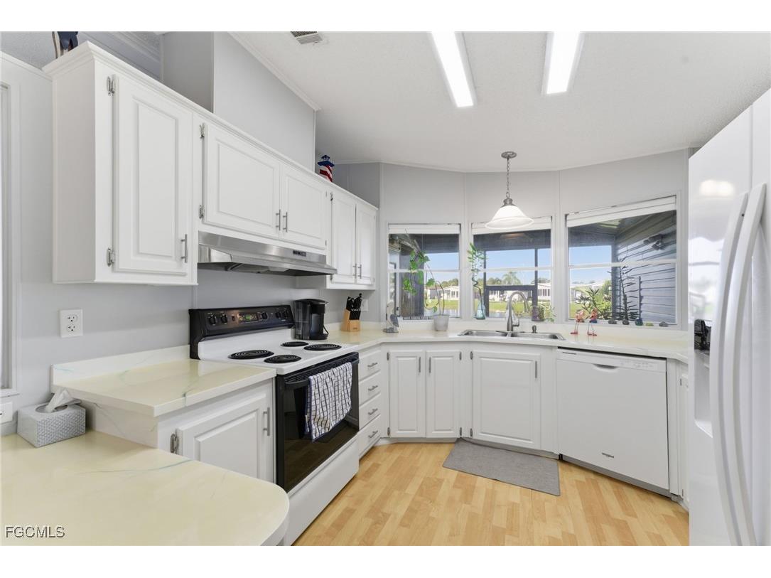 276 Lakeside Drive North Fort Myers FL 33903 2025015327 image9