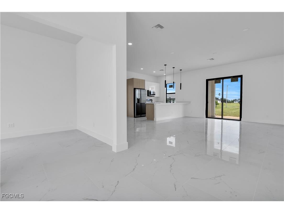 2817 NW 2nd Street Cape Coral FL 33993 2025010443 image10