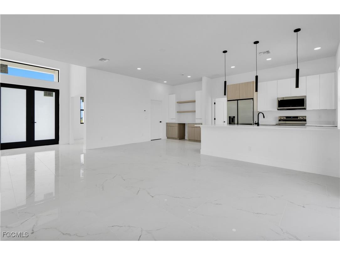 2817 NW 2nd Street Cape Coral FL 33993 2025010443 image7